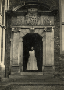 805501 Afbeelding van een vrouw in de deuropening van de achterpoort aan het Hoogt, van de voormalige Statenkamer, het ...